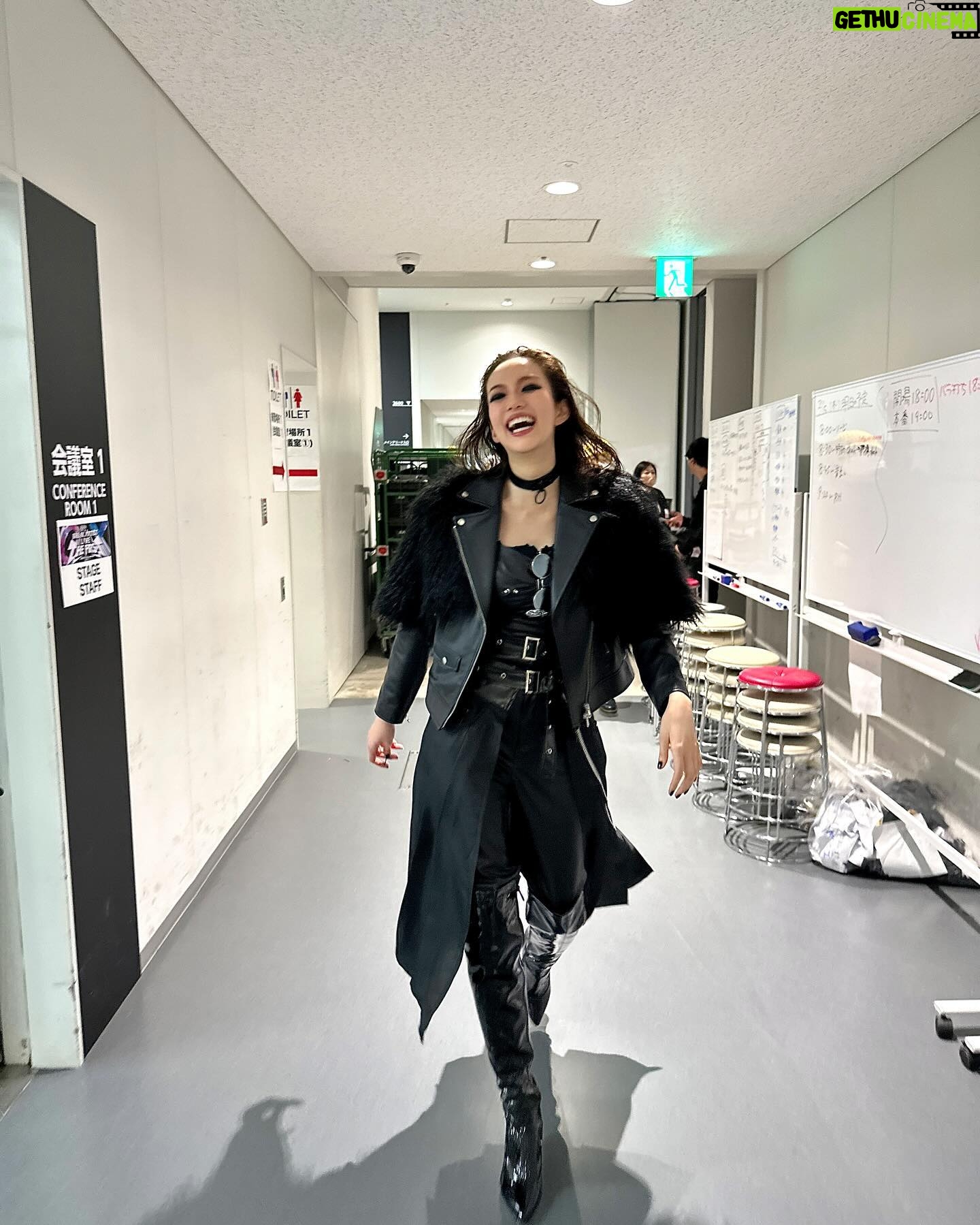 Shiori Sato Instagram - . せーのではじまる有吉の壁 顔を見合って、そこには優しい笑顔があって 会場の熱量を一気に感じながら いつものメンバーで そして駆けつけてくださったお客さんと一緒に 大きな大きな"壁"の声 あの場所にいたあの瞬間を見た全員が きっととびきり笑顔のタイトルコール。 いつもの有吉の壁を 今日はお客さんとみんなで みんなみんなで感謝を込めて🕊️ その光景だけで胸がいっぱいに、 たからものの一日に🫧 芸人さん壁スタッフのみなさん 最高の時間を共に作り上げてくれた壁ファンの皆さん 愛をたくさんありがとうございました! また、次の夢に向かって☺️ 出番が終わった美炎のメイクオフの時間 さっきまでかっこよくて憧れできらっきらの姿から みんなどんどん可愛いおじさんになっていって すごーーく愛おしかった。笑 そうそう、これでしたこれでした🤭