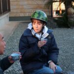 Shiori Sato Instagram - . 念願の出川さんとの旅ロケへ🛵 寒いから手袋してね、 ジャケットのボタンは閉めた方がいいからね、 ウィンカー消し忘れてるっ！ 好きなものたくさん食べてね、 そして不意に可愛らしい言い間違いもあったりして その度にみーんなが笑顔になって🤭 出川さんのお鼻は真っ赤っかだったけれど、笑 寒さなんて忘れちゃうくらい それ以上に楽しいことを見つける方が断然多くて 一日中、しあわせな気持ちでした🕊️ 突然にも関わらず快く充電させてくださった おうちのみなさんにも感謝、感謝です。 優しさもたくさん沁みたな、あったかかったな🥰🍵 元日よる6時から放送の4時間スペシャル 「出川哲朗の充電させてもらえませんか？」 初笑いを出川さんといっしょに☺️ 是非、観ていただけたら！ そしてあっという間に2023年も残りわずか。 みなさま今年も一年、 本当にありがとうございました☺︎ 良いお年を、お迎えくださいね🌼