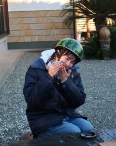 Shiori Sato Instagram - . 念願の出川さんとの旅ロケへ🛵 寒いから手袋してね、 ジャケットのボタンは閉めた方がいいからね、 ウィンカー消し忘れてるっ！ 好きなものたくさん食べてね、 そして不意に可愛らしい言い間違いもあったりして その度にみーんなが笑顔になって🤭 出川さんのお鼻は真っ赤っかだったけれど、笑 寒さなんて忘れちゃうくらい それ以上に楽しいことを見つける方が断然多くて 一日中、しあわせな気持ちでした🕊️ 突然にも関わらず快く充電させてくださった おうちのみなさんにも感謝、感謝です。 優しさもたくさん沁みたな、あったかかったな🥰🍵 元日よる6時から放送の4時間スペシャル 「出川哲朗の充電させてもらえませんか？」 初笑いを出川さんといっしょに☺️ 是非、観ていただけたら！ そしてあっという間に2023年も残りわずか。 みなさま今年も一年、 本当にありがとうございました☺︎ 良いお年を、お迎えくださいね🌼
