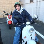 Shiori Sato Instagram - . 念願の出川さんとの旅ロケへ🛵 寒いから手袋してね、 ジャケットのボタンは閉めた方がいいからね、 ウィンカー消し忘れてるっ！ 好きなものたくさん食べてね、 そして不意に可愛らしい言い間違いもあったりして その度にみーんなが笑顔になって🤭 出川さんのお鼻は真っ赤っかだったけれど、笑 寒さなんて忘れちゃうくらい それ以上に楽しいことを見つける方が断然多くて 一日中、しあわせな気持ちでした🕊️ 突然にも関わらず快く充電させてくださった おうちのみなさんにも感謝、感謝です。 優しさもたくさん沁みたな、あったかかったな🥰🍵 元日よる6時から放送の4時間スペシャル 「出川哲朗の充電させてもらえませんか？」 初笑いを出川さんといっしょに☺️ 是非、観ていただけたら！ そしてあっという間に2023年も残りわずか。 みなさま今年も一年、 本当にありがとうございました☺︎ 良いお年を、お迎えくださいね🌼