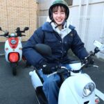 Shiori Sato Instagram - . 念願の出川さんとの旅ロケへ🛵 寒いから手袋してね、 ジャケットのボタンは閉めた方がいいからね、 ウィンカー消し忘れてるっ！ 好きなものたくさん食べてね、 そして不意に可愛らしい言い間違いもあったりして その度にみーんなが笑顔になって🤭 出川さんのお鼻は真っ赤っかだったけれど、笑 寒さなんて忘れちゃうくらい それ以上に楽しいことを見つける方が断然多くて 一日中、しあわせな気持ちでした🕊️ 突然にも関わらず快く充電させてくださった おうちのみなさんにも感謝、感謝です。 優しさもたくさん沁みたな、あったかかったな🥰🍵 元日よる6時から放送の4時間スペシャル 「出川哲朗の充電させてもらえませんか？」 初笑いを出川さんといっしょに☺️ 是非、観ていただけたら！ そしてあっという間に2023年も残りわずか。 みなさま今年も一年、 本当にありがとうございました☺︎ 良いお年を、お迎えくださいね🌼