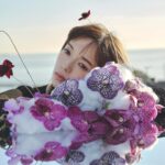 Shiori Sato Instagram - . 「BARFOUT!」4月号 うっとりするくらい美しい お花と共に☁️ 綺麗だな、可愛いな、だけではなくて 芯の強さも感じられるお花ばかりだったので その感情にぐいっと引っ張ってもらいながら 撮影することができました☺️ 海も見えて、風も気持ちよくて 清々しい時間だったな〜🫧 帰りにそのお花を美術さんにいただいて。 終わってからもほくほく幸せな気持ちで帰りました🪽