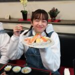 Shiori Sato Instagram - . 念願の出川さんとの旅ロケへ🛵 寒いから手袋してね、 ジャケットのボタンは閉めた方がいいからね、 ウィンカー消し忘れてるっ！ 好きなものたくさん食べてね、 そして不意に可愛らしい言い間違いもあったりして その度にみーんなが笑顔になって🤭 出川さんのお鼻は真っ赤っかだったけれど、笑 寒さなんて忘れちゃうくらい それ以上に楽しいことを見つける方が断然多くて 一日中、しあわせな気持ちでした🕊️ 突然にも関わらず快く充電させてくださった おうちのみなさんにも感謝、感謝です。 優しさもたくさん沁みたな、あったかかったな🥰🍵 元日よる6時から放送の4時間スペシャル 「出川哲朗の充電させてもらえませんか？」 初笑いを出川さんといっしょに☺️ 是非、観ていただけたら！ そしてあっという間に2023年も残りわずか。 みなさま今年も一年、 本当にありがとうございました☺︎ 良いお年を、お迎えくださいね🌼