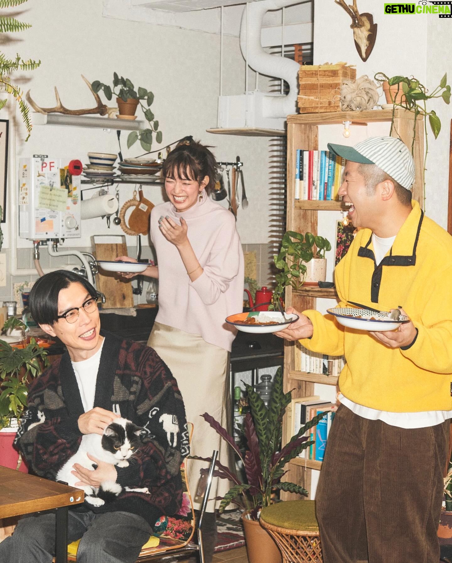 Shiori Sato Instagram - . 「BAILA」2•3月合併号🍛 同郷のハライチさんをお招きした "幼なじみの澤部くん岩井くんとルームシェア着回し" 選ぶのにとっても時間のかかったアザーカットを🕊️ 今回は、15年ぶりに上尾駅でばったり再会をして そこから3人でシェアハウスがはじまる物語🐈笑 撮影中、それぞれのカットでこの物語に合わせた ポージングやせりふをたくさん提案してくださって それがとってもおもしろくて楽しくて! ほんとに3人で住めたらいいのに〜 これがタワレコのポスターになったらいいのに〜と どこまでも妄想が止まらなくなる撮影でした☺️