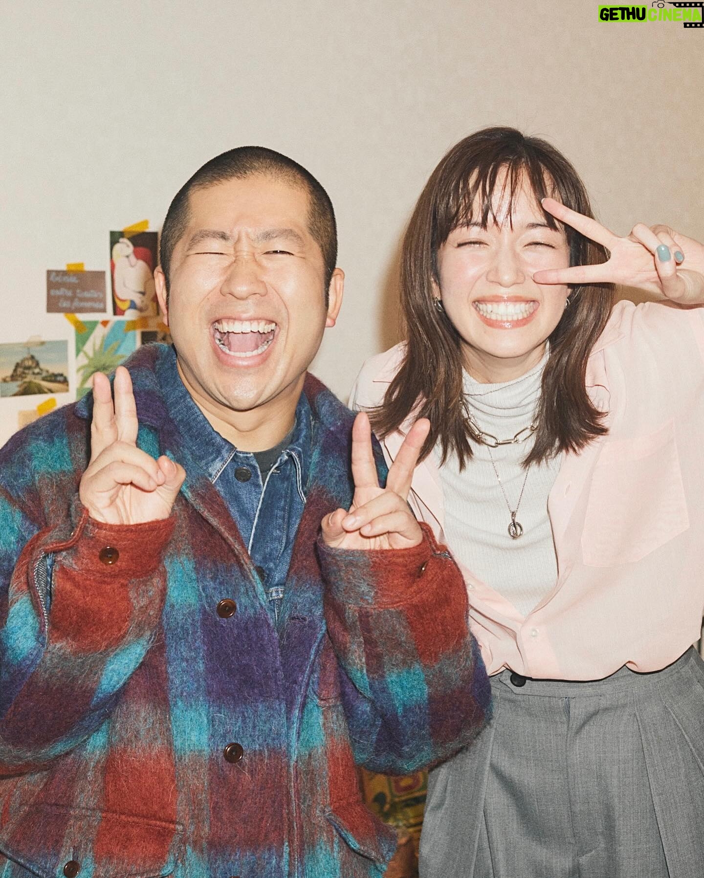 Shiori Sato Instagram - . 「BAILA」2•3月合併号🍛 同郷のハライチさんをお招きした "幼なじみの澤部くん岩井くんとルームシェア着回し" 選ぶのにとっても時間のかかったアザーカットを🕊️ 今回は、15年ぶりに上尾駅でばったり再会をして そこから3人でシェアハウスがはじまる物語🐈笑 撮影中、それぞれのカットでこの物語に合わせた ポージングやせりふをたくさん提案してくださって それがとってもおもしろくて楽しくて! ほんとに3人で住めたらいいのに〜 これがタワレコのポスターになったらいいのに〜と どこまでも妄想が止まらなくなる撮影でした☺️