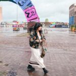 Shirine Boutella Instagram – Non, je ne suis toujours pas enceinte, ce n’est encore que mon ventre ♥️

Ma jolie robe offerte par @tommyhilfiger
Et ma magnifique doudoune par @canadagoose 

#amsterdam #straatmuseum