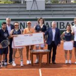 Shirine Boutella Instagram – Je ne remercierai jamais assez @fftennis et @sisleyparisofficial pour l’expérience folle que j’ai vécu ce 21 mai ! 3 entraînements intenses avec des pépites de coach.. les meilleurs :

@tatianagolovin15 pour l’initiation avec un challenge « mur ».. pas évident. Je crois que c’était le plus chaud pcq c’est là où tu réalises à quel point t’es N U L L E (jamais touché une raquette avant ça) 

@mansourbahramiofficial pour la volée et un challenge « glacé » (c’est quelque chose…j’en dis pas plus )

et @severinebeltrame pour le jeu en double ou tu réalises que t’es quand même toujours  nulle mais c’est mieux qu’avant.

Les vidéos sont d’ailleurs dispo sur la chaîne YouTube officielle de @rolandgarros.

Et je finis sur un match de pur kiff avec #SebastienGrosjean. Cerise sur le gâteau et surtout grande surprise ON GAGNE… improbable ! Une journée magique et malgré mes 2h30 de sommeil j’ai rien vu passer. Par contre j’ai tapé une nuit de 14h.

Et 2eme cerise, on fait gagner un chèque de 5000 euros à l’association que je représentais : @enavanttoutes 

Bravo et merci à @julien__benneteau, @joycejonathan, @tatianagolovin15 @cesar_ofenbach ! 🎾 pur bonheur, pur plaisir.. m a g i q u e !

Serena.. I’m coming for you.