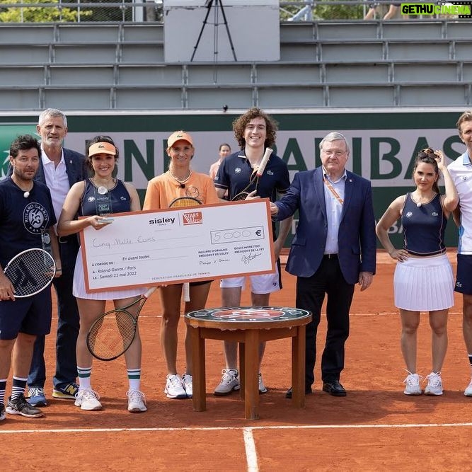 Shirine Boutella Instagram - Je ne remercierai jamais assez @fftennis et @sisleyparisofficial pour l’expérience folle que j’ai vécu ce 21 mai ! 3 entraînements intenses avec des pépites de coach.. les meilleurs : @tatianagolovin15 pour l’initiation avec un challenge « mur ».. pas évident. Je crois que c’était le plus chaud pcq c’est là où tu réalises à quel point t’es N U L L E (jamais touché une raquette avant ça) @mansourbahramiofficial pour la volée et un challenge « glacé » (c’est quelque chose…j’en dis pas plus ) et @severinebeltrame pour le jeu en double ou tu réalises que t’es quand même toujours nulle mais c’est mieux qu’avant. Les vidéos sont d’ailleurs dispo sur la chaîne YouTube officielle de @rolandgarros. Et je finis sur un match de pur kiff avec #SebastienGrosjean. Cerise sur le gâteau et surtout grande surprise ON GAGNE… improbable ! Une journée magique et malgré mes 2h30 de sommeil j’ai rien vu passer. Par contre j’ai tapé une nuit de 14h. Et 2eme cerise, on fait gagner un chèque de 5000 euros à l’association que je représentais : @enavanttoutes Bravo et merci à @julien__benneteau, @joycejonathan, @tatianagolovin15 @cesar_ofenbach ! 🎾 pur bonheur, pur plaisir.. m a g i q u e ! Serena.. I’m coming for you.