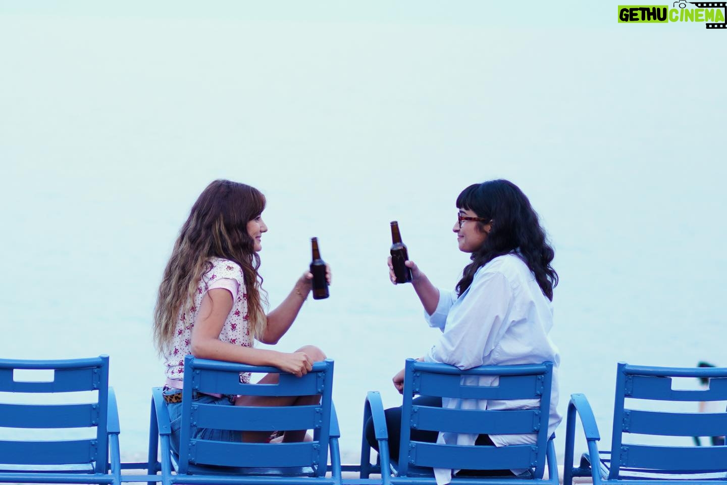Shirine Boutella Instagram - Flesh & Balani, c’est LE duo de flics badass prêt à retourner toute la Riviera pour résoudre une série de meurtres ! 💪 C’est dispo dès demain sur @primevideofr ! ©️Photographe : Marine Danaux #sirenes #alicepol #shirineboutella #nice #mer