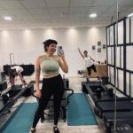 Shirine Boutella Instagram - Nice drop numero dos ☀️ 1. Ballade en famille 2. Petit verre le premier jour de tournage avec les collègues qui, a partir de ce moment, sont devenus des amis 3. Les collègues en question 4. Toujours stylés 5. Initiation au paddle, mal gonflé 6. Le sien aussi était pas assez gonflé mais il s’est bien mieux débrouillé qu’moi 7. @alunelacacahuete pas contente 8. Les chiens ont faim 9. J’ai tenté de garder la forme à Nice en allant au @studioreformerpilatesnice et c’était trop bien ! ♥️ #nice