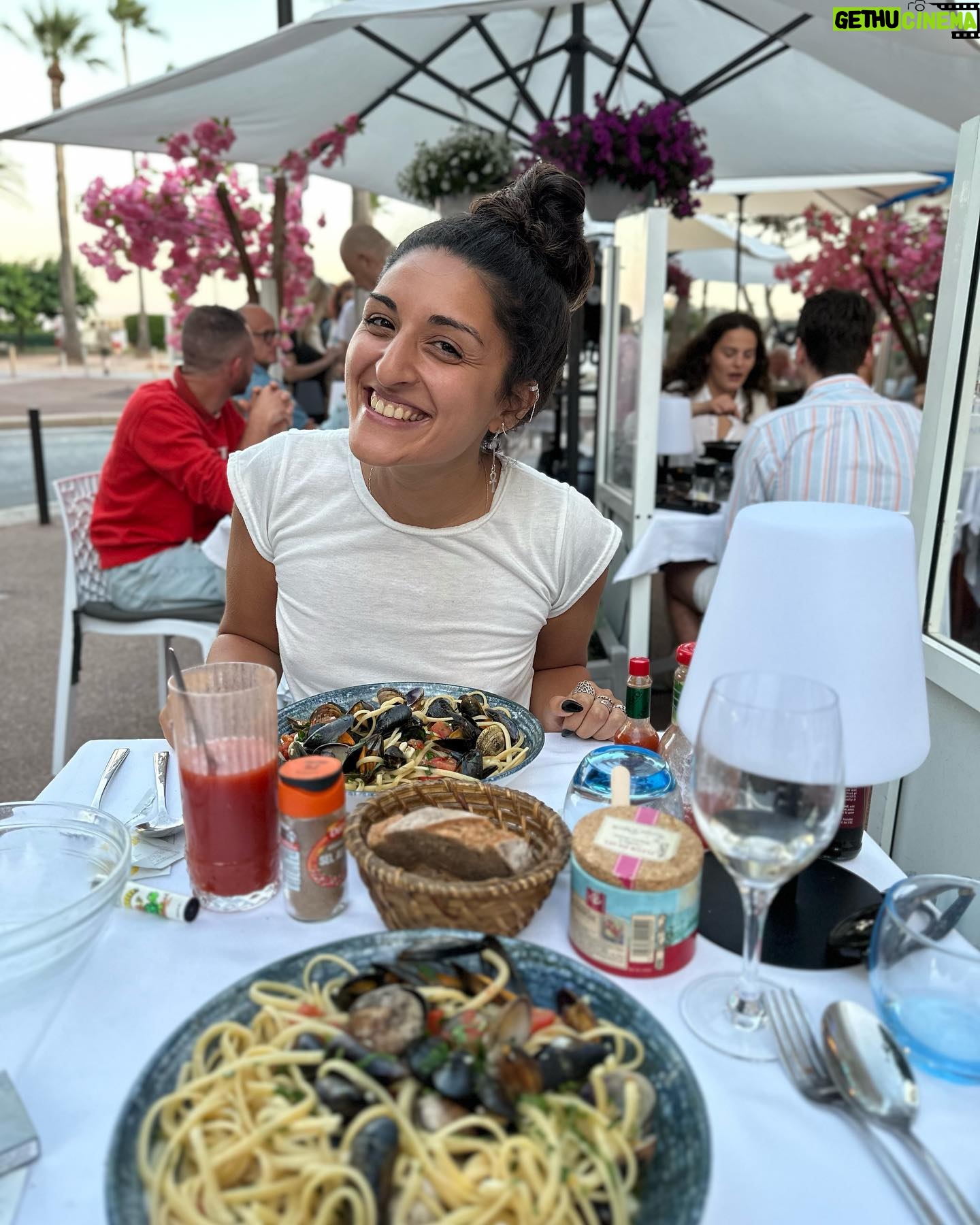 Shirine Boutella Instagram - Nice drop numero uno 1. Leila qui pose naturellement 📸 @arthur.grivel 2. @arthur.grivel qui prend en photo fredmasterflex posant naturellement 3. @senda_boutella pour un week-end en vangole 4. Deux amoureux 5. Molly, la vraie star de ce film 📸 @arthur.grivel 6. Costume ready 7. Une team de ouf @odc.mua @bysashko @iamvalentineyuzu 8. Jean Pierre 9. Lapin 10. Véranda de ma vie
