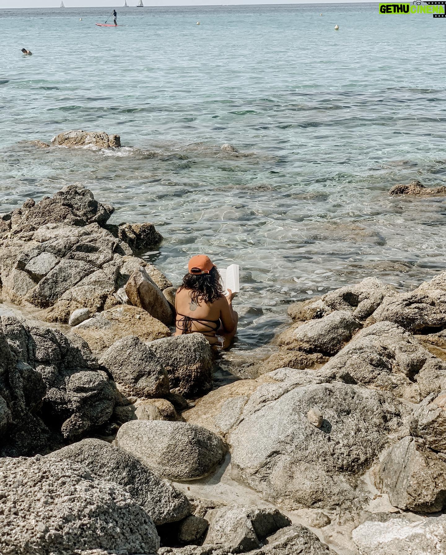 Shirine Boutella Instagram - Je vous jure c’est pas une mise en scène.. ça me manque. @melodybeni on y retourne ? 🏖