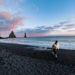 Shirine Boutella Instagram – Jour de tempête, pluie, vent, route bloquée. Alors je publie une photo des beaux jours.
#iceland #blacksandbeach #roadtrip