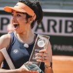 Shirine Boutella Instagram - Je ne remercierai jamais assez @fftennis et @sisleyparisofficial pour l’expérience folle que j’ai vécu ce 21 mai ! 3 entraînements intenses avec des pépites de coach.. les meilleurs : @tatianagolovin15 pour l’initiation avec un challenge « mur ».. pas évident. Je crois que c’était le plus chaud pcq c’est là où tu réalises à quel point t’es N U L L E (jamais touché une raquette avant ça) @mansourbahramiofficial pour la volée et un challenge « glacé » (c’est quelque chose…j’en dis pas plus ) et @severinebeltrame pour le jeu en double ou tu réalises que t’es quand même toujours nulle mais c’est mieux qu’avant. Les vidéos sont d’ailleurs dispo sur la chaîne YouTube officielle de @rolandgarros. Et je finis sur un match de pur kiff avec #SebastienGrosjean. Cerise sur le gâteau et surtout grande surprise ON GAGNE… improbable ! Une journée magique et malgré mes 2h30 de sommeil j’ai rien vu passer. Par contre j’ai tapé une nuit de 14h. Et 2eme cerise, on fait gagner un chèque de 5000 euros à l’association que je représentais : @enavanttoutes Bravo et merci à @julien__benneteau, @joycejonathan, @tatianagolovin15 @cesar_ofenbach ! 🎾 pur bonheur, pur plaisir.. m a g i q u e ! Serena.. I’m coming for you.