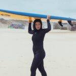 Shirine Boutella Instagram – 2 jours en colonie de vacances pour fêter les 5 ans de @joandjoe.hossegor ! Merci @all de me faire vivre ces expériences qui font briller les yeux et qui font grandir mon cœur.

La cadre est tellement chouette, l’équipe super accueillante. On se croirait à la maison. Pour les intéressés on est sur des petits prix, avec des options plutôt chouettes : vélo à disposition, cuisine si on veut économiser des sous, des dortoirs ou des petites chambres trop mignonnes. La bouffe du restaurant est super bonne et apparemment les soirées sur place sont folles.. 

Hossegor, je reviendrai. La reine de la vague a encore un peu de taff..

@clarissecastan @senda_boutella @kaulivaast @marinelorphelin_off @paolalct @alancrd