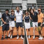 Shirine Boutella Instagram - Je ne remercierai jamais assez @fftennis et @sisleyparisofficial pour l’expérience folle que j’ai vécu ce 21 mai ! 3 entraînements intenses avec des pépites de coach.. les meilleurs : @tatianagolovin15 pour l’initiation avec un challenge « mur ».. pas évident. Je crois que c’était le plus chaud pcq c’est là où tu réalises à quel point t’es N U L L E (jamais touché une raquette avant ça) @mansourbahramiofficial pour la volée et un challenge « glacé » (c’est quelque chose…j’en dis pas plus ) et @severinebeltrame pour le jeu en double ou tu réalises que t’es quand même toujours nulle mais c’est mieux qu’avant. Les vidéos sont d’ailleurs dispo sur la chaîne YouTube officielle de @rolandgarros. Et je finis sur un match de pur kiff avec #SebastienGrosjean. Cerise sur le gâteau et surtout grande surprise ON GAGNE… improbable ! Une journée magique et malgré mes 2h30 de sommeil j’ai rien vu passer. Par contre j’ai tapé une nuit de 14h. Et 2eme cerise, on fait gagner un chèque de 5000 euros à l’association que je représentais : @enavanttoutes Bravo et merci à @julien__benneteau, @joycejonathan, @tatianagolovin15 @cesar_ofenbach ! 🎾 pur bonheur, pur plaisir.. m a g i q u e ! Serena.. I’m coming for you.