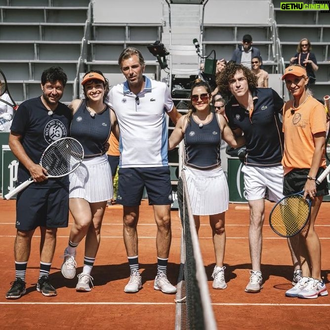 Shirine Boutella Instagram - Je ne remercierai jamais assez @fftennis et @sisleyparisofficial pour l’expérience folle que j’ai vécu ce 21 mai ! 3 entraînements intenses avec des pépites de coach.. les meilleurs : @tatianagolovin15 pour l’initiation avec un challenge « mur ».. pas évident. Je crois que c’était le plus chaud pcq c’est là où tu réalises à quel point t’es N U L L E (jamais touché une raquette avant ça) @mansourbahramiofficial pour la volée et un challenge « glacé » (c’est quelque chose…j’en dis pas plus ) et @severinebeltrame pour le jeu en double ou tu réalises que t’es quand même toujours nulle mais c’est mieux qu’avant. Les vidéos sont d’ailleurs dispo sur la chaîne YouTube officielle de @rolandgarros. Et je finis sur un match de pur kiff avec #SebastienGrosjean. Cerise sur le gâteau et surtout grande surprise ON GAGNE… improbable ! Une journée magique et malgré mes 2h30 de sommeil j’ai rien vu passer. Par contre j’ai tapé une nuit de 14h. Et 2eme cerise, on fait gagner un chèque de 5000 euros à l’association que je représentais : @enavanttoutes Bravo et merci à @julien__benneteau, @joycejonathan, @tatianagolovin15 @cesar_ofenbach ! 🎾 pur bonheur, pur plaisir.. m a g i q u e ! Serena.. I’m coming for you.