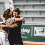 Shirine Boutella Instagram - Je ne remercierai jamais assez @fftennis et @sisleyparisofficial pour l’expérience folle que j’ai vécu ce 21 mai ! 3 entraînements intenses avec des pépites de coach.. les meilleurs : @tatianagolovin15 pour l’initiation avec un challenge « mur ».. pas évident. Je crois que c’était le plus chaud pcq c’est là où tu réalises à quel point t’es N U L L E (jamais touché une raquette avant ça) @mansourbahramiofficial pour la volée et un challenge « glacé » (c’est quelque chose…j’en dis pas plus ) et @severinebeltrame pour le jeu en double ou tu réalises que t’es quand même toujours nulle mais c’est mieux qu’avant. Les vidéos sont d’ailleurs dispo sur la chaîne YouTube officielle de @rolandgarros. Et je finis sur un match de pur kiff avec #SebastienGrosjean. Cerise sur le gâteau et surtout grande surprise ON GAGNE… improbable ! Une journée magique et malgré mes 2h30 de sommeil j’ai rien vu passer. Par contre j’ai tapé une nuit de 14h. Et 2eme cerise, on fait gagner un chèque de 5000 euros à l’association que je représentais : @enavanttoutes Bravo et merci à @julien__benneteau, @joycejonathan, @tatianagolovin15 @cesar_ofenbach ! 🎾 pur bonheur, pur plaisir.. m a g i q u e ! Serena.. I’m coming for you.