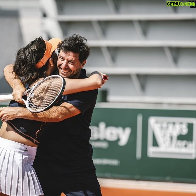 Shirine Boutella Instagram - Je ne remercierai jamais assez @fftennis et @sisleyparisofficial pour l’expérience folle que j’ai vécu ce 21 mai ! 3 entraînements intenses avec des pépites de coach.. les meilleurs : @tatianagolovin15 pour l’initiation avec un challenge « mur ».. pas évident. Je crois que c’était le plus chaud pcq c’est là où tu réalises à quel point t’es N U L L E (jamais touché une raquette avant ça) @mansourbahramiofficial pour la volée et un challenge « glacé » (c’est quelque chose…j’en dis pas plus ) et @severinebeltrame pour le jeu en double ou tu réalises que t’es quand même toujours nulle mais c’est mieux qu’avant. Les vidéos sont d’ailleurs dispo sur la chaîne YouTube officielle de @rolandgarros. Et je finis sur un match de pur kiff avec #SebastienGrosjean. Cerise sur le gâteau et surtout grande surprise ON GAGNE… improbable ! Une journée magique et malgré mes 2h30 de sommeil j’ai rien vu passer. Par contre j’ai tapé une nuit de 14h. Et 2eme cerise, on fait gagner un chèque de 5000 euros à l’association que je représentais : @enavanttoutes Bravo et merci à @julien__benneteau, @joycejonathan, @tatianagolovin15 @cesar_ofenbach ! 🎾 pur bonheur, pur plaisir.. m a g i q u e ! Serena.. I’m coming for you.