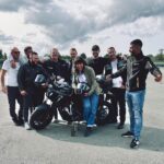 Shirine Boutella Instagram – Encore un groupe WhatsApp .. 🏍️
On a vraiment appris à conduire des motos mêmes si on rigolait bien.
Ils me payent pas mais ils méritent qu’on dise qu’ils sont géniaux et que le stage d’une semaine et intense mais ces moniteurs sont bien efficaces ♥️