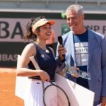 Shirine Boutella Instagram - Je ne remercierai jamais assez @fftennis et @sisleyparisofficial pour l’expérience folle que j’ai vécu ce 21 mai ! 3 entraînements intenses avec des pépites de coach.. les meilleurs : @tatianagolovin15 pour l’initiation avec un challenge « mur ».. pas évident. Je crois que c’était le plus chaud pcq c’est là où tu réalises à quel point t’es N U L L E (jamais touché une raquette avant ça) @mansourbahramiofficial pour la volée et un challenge « glacé » (c’est quelque chose…j’en dis pas plus ) et @severinebeltrame pour le jeu en double ou tu réalises que t’es quand même toujours nulle mais c’est mieux qu’avant. Les vidéos sont d’ailleurs dispo sur la chaîne YouTube officielle de @rolandgarros. Et je finis sur un match de pur kiff avec #SebastienGrosjean. Cerise sur le gâteau et surtout grande surprise ON GAGNE… improbable ! Une journée magique et malgré mes 2h30 de sommeil j’ai rien vu passer. Par contre j’ai tapé une nuit de 14h. Et 2eme cerise, on fait gagner un chèque de 5000 euros à l’association que je représentais : @enavanttoutes Bravo et merci à @julien__benneteau, @joycejonathan, @tatianagolovin15 @cesar_ofenbach ! 🎾 pur bonheur, pur plaisir.. m a g i q u e ! Serena.. I’m coming for you.