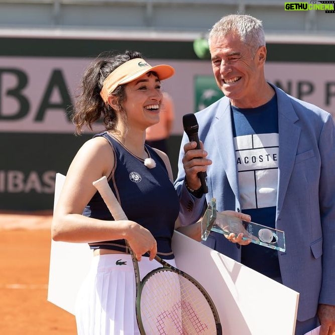 Shirine Boutella Instagram - Je ne remercierai jamais assez @fftennis et @sisleyparisofficial pour l’expérience folle que j’ai vécu ce 21 mai ! 3 entraînements intenses avec des pépites de coach.. les meilleurs : @tatianagolovin15 pour l’initiation avec un challenge « mur ».. pas évident. Je crois que c’était le plus chaud pcq c’est là où tu réalises à quel point t’es N U L L E (jamais touché une raquette avant ça) @mansourbahramiofficial pour la volée et un challenge « glacé » (c’est quelque chose…j’en dis pas plus ) et @severinebeltrame pour le jeu en double ou tu réalises que t’es quand même toujours nulle mais c’est mieux qu’avant. Les vidéos sont d’ailleurs dispo sur la chaîne YouTube officielle de @rolandgarros. Et je finis sur un match de pur kiff avec #SebastienGrosjean. Cerise sur le gâteau et surtout grande surprise ON GAGNE… improbable ! Une journée magique et malgré mes 2h30 de sommeil j’ai rien vu passer. Par contre j’ai tapé une nuit de 14h. Et 2eme cerise, on fait gagner un chèque de 5000 euros à l’association que je représentais : @enavanttoutes Bravo et merci à @julien__benneteau, @joycejonathan, @tatianagolovin15 @cesar_ofenbach ! 🎾 pur bonheur, pur plaisir.. m a g i q u e ! Serena.. I’m coming for you.
