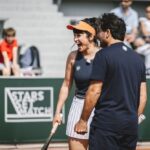 Shirine Boutella Instagram - Je ne remercierai jamais assez @fftennis et @sisleyparisofficial pour l’expérience folle que j’ai vécu ce 21 mai ! 3 entraînements intenses avec des pépites de coach.. les meilleurs : @tatianagolovin15 pour l’initiation avec un challenge « mur ».. pas évident. Je crois que c’était le plus chaud pcq c’est là où tu réalises à quel point t’es N U L L E (jamais touché une raquette avant ça) @mansourbahramiofficial pour la volée et un challenge « glacé » (c’est quelque chose…j’en dis pas plus ) et @severinebeltrame pour le jeu en double ou tu réalises que t’es quand même toujours nulle mais c’est mieux qu’avant. Les vidéos sont d’ailleurs dispo sur la chaîne YouTube officielle de @rolandgarros. Et je finis sur un match de pur kiff avec #SebastienGrosjean. Cerise sur le gâteau et surtout grande surprise ON GAGNE… improbable ! Une journée magique et malgré mes 2h30 de sommeil j’ai rien vu passer. Par contre j’ai tapé une nuit de 14h. Et 2eme cerise, on fait gagner un chèque de 5000 euros à l’association que je représentais : @enavanttoutes Bravo et merci à @julien__benneteau, @joycejonathan, @tatianagolovin15 @cesar_ofenbach ! 🎾 pur bonheur, pur plaisir.. m a g i q u e ! Serena.. I’m coming for you.