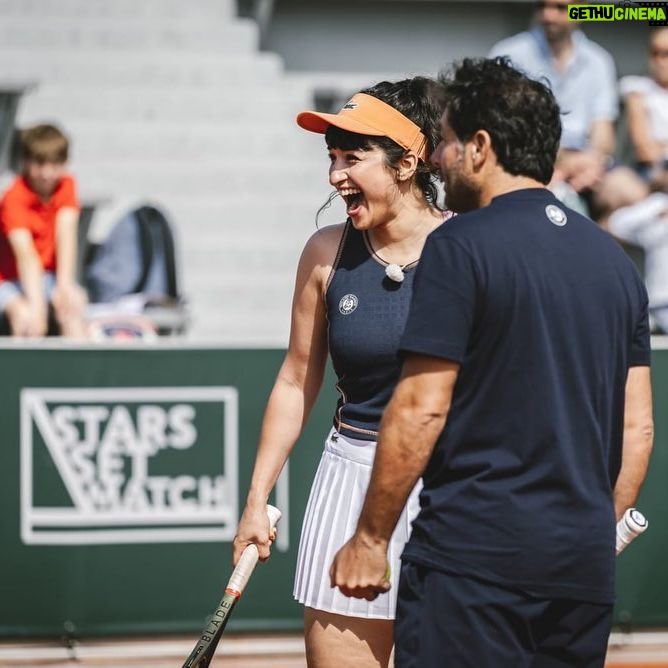 Shirine Boutella Instagram - Je ne remercierai jamais assez @fftennis et @sisleyparisofficial pour l’expérience folle que j’ai vécu ce 21 mai ! 3 entraînements intenses avec des pépites de coach.. les meilleurs : @tatianagolovin15 pour l’initiation avec un challenge « mur ».. pas évident. Je crois que c’était le plus chaud pcq c’est là où tu réalises à quel point t’es N U L L E (jamais touché une raquette avant ça) @mansourbahramiofficial pour la volée et un challenge « glacé » (c’est quelque chose…j’en dis pas plus ) et @severinebeltrame pour le jeu en double ou tu réalises que t’es quand même toujours nulle mais c’est mieux qu’avant. Les vidéos sont d’ailleurs dispo sur la chaîne YouTube officielle de @rolandgarros. Et je finis sur un match de pur kiff avec #SebastienGrosjean. Cerise sur le gâteau et surtout grande surprise ON GAGNE… improbable ! Une journée magique et malgré mes 2h30 de sommeil j’ai rien vu passer. Par contre j’ai tapé une nuit de 14h. Et 2eme cerise, on fait gagner un chèque de 5000 euros à l’association que je représentais : @enavanttoutes Bravo et merci à @julien__benneteau, @joycejonathan, @tatianagolovin15 @cesar_ofenbach ! 🎾 pur bonheur, pur plaisir.. m a g i q u e ! Serena.. I’m coming for you.