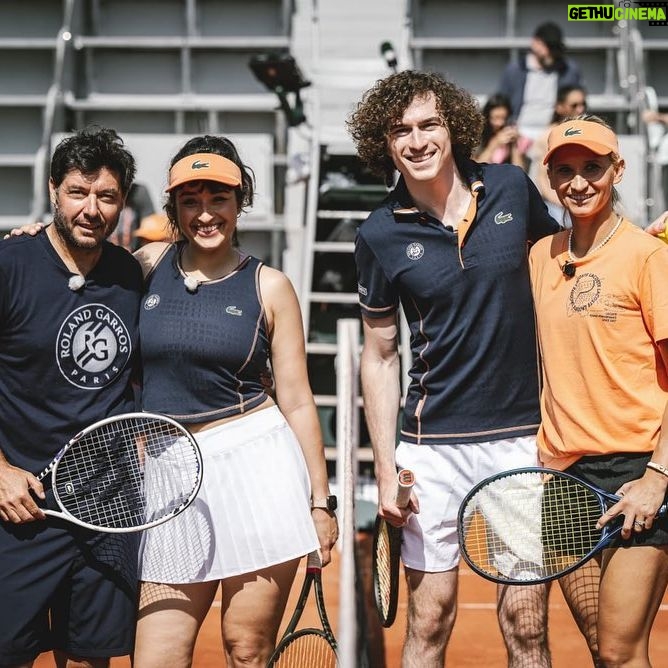 Shirine Boutella Instagram - Je ne remercierai jamais assez @fftennis et @sisleyparisofficial pour l’expérience folle que j’ai vécu ce 21 mai ! 3 entraînements intenses avec des pépites de coach.. les meilleurs : @tatianagolovin15 pour l’initiation avec un challenge « mur ».. pas évident. Je crois que c’était le plus chaud pcq c’est là où tu réalises à quel point t’es N U L L E (jamais touché une raquette avant ça) @mansourbahramiofficial pour la volée et un challenge « glacé » (c’est quelque chose…j’en dis pas plus ) et @severinebeltrame pour le jeu en double ou tu réalises que t’es quand même toujours nulle mais c’est mieux qu’avant. Les vidéos sont d’ailleurs dispo sur la chaîne YouTube officielle de @rolandgarros. Et je finis sur un match de pur kiff avec #SebastienGrosjean. Cerise sur le gâteau et surtout grande surprise ON GAGNE… improbable ! Une journée magique et malgré mes 2h30 de sommeil j’ai rien vu passer. Par contre j’ai tapé une nuit de 14h. Et 2eme cerise, on fait gagner un chèque de 5000 euros à l’association que je représentais : @enavanttoutes Bravo et merci à @julien__benneteau, @joycejonathan, @tatianagolovin15 @cesar_ofenbach ! 🎾 pur bonheur, pur plaisir.. m a g i q u e ! Serena.. I’m coming for you.