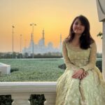 Shirley Setia Instagram - Quickest 5 min photo seshhh ever!! 👻 Thanks @sabaamalik01 💃🏻 #theritzcarlton #abudhabi #goldenhour