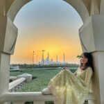 Shirley Setia Instagram - Quickest 5 min photo seshhh ever!! 👻 Thanks @sabaamalik01 💃🏻 #theritzcarlton #abudhabi #goldenhour