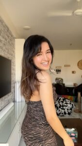 Shirley Setia Instagram - Zara tu bhi mudd ke mujhe dekh le 💁🏻‍♀️✨ #khileya #shirleysetia #mitraz