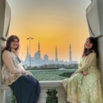 Shirley Setia Instagram - Quickest 5 min photo seshhh ever!! 👻 Thanks @sabaamalik01 💃🏻 #theritzcarlton #abudhabi #goldenhour