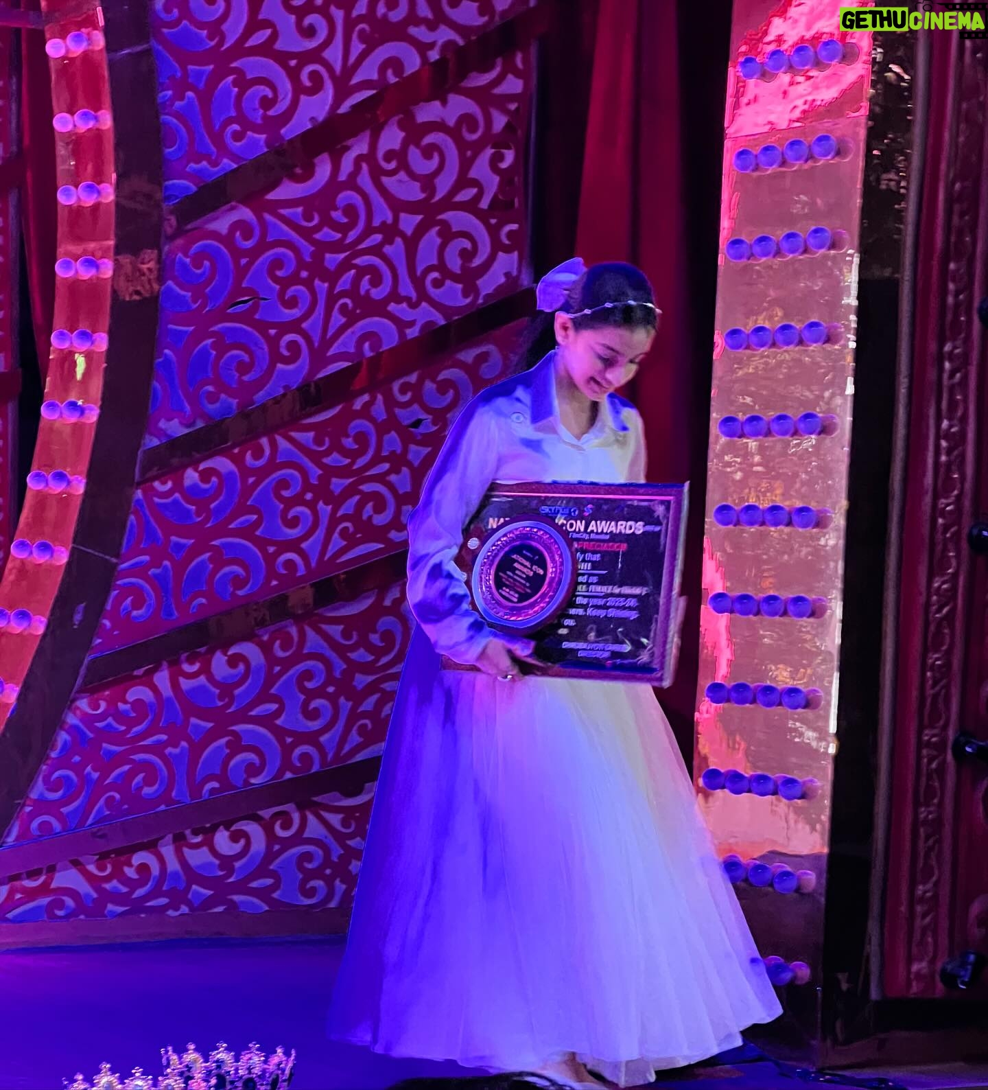Shivika Rishi Instagram - Golden night with this golden piecešāØā¦National icon award for my role in Khichdi 2 Canāt thank you enough š«¶š«¶ #awards #instalike #fashionstyle #achievements #exploremore #featuredmodel #awardshow #influencer