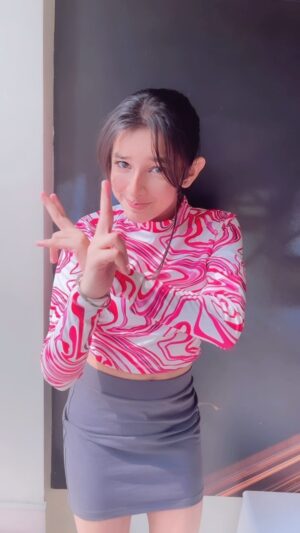 Shivika Rishi Instagram - 🎤🎵 sing it🩷✨

#instagram #trendingreels #viralvideos #viewforview #explorepage #video #dancechallenge