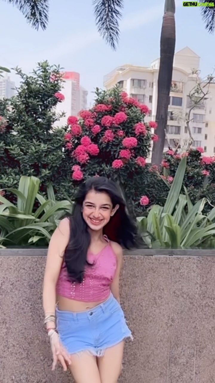 Shivika Rishi - 13.5K Likes - Tu mero hukkum ko ikka🌺♠️
#trending #pahadisong #explore #reelitfeelit #makeitviral #trendingreels #pahadi #viral #pahadidance