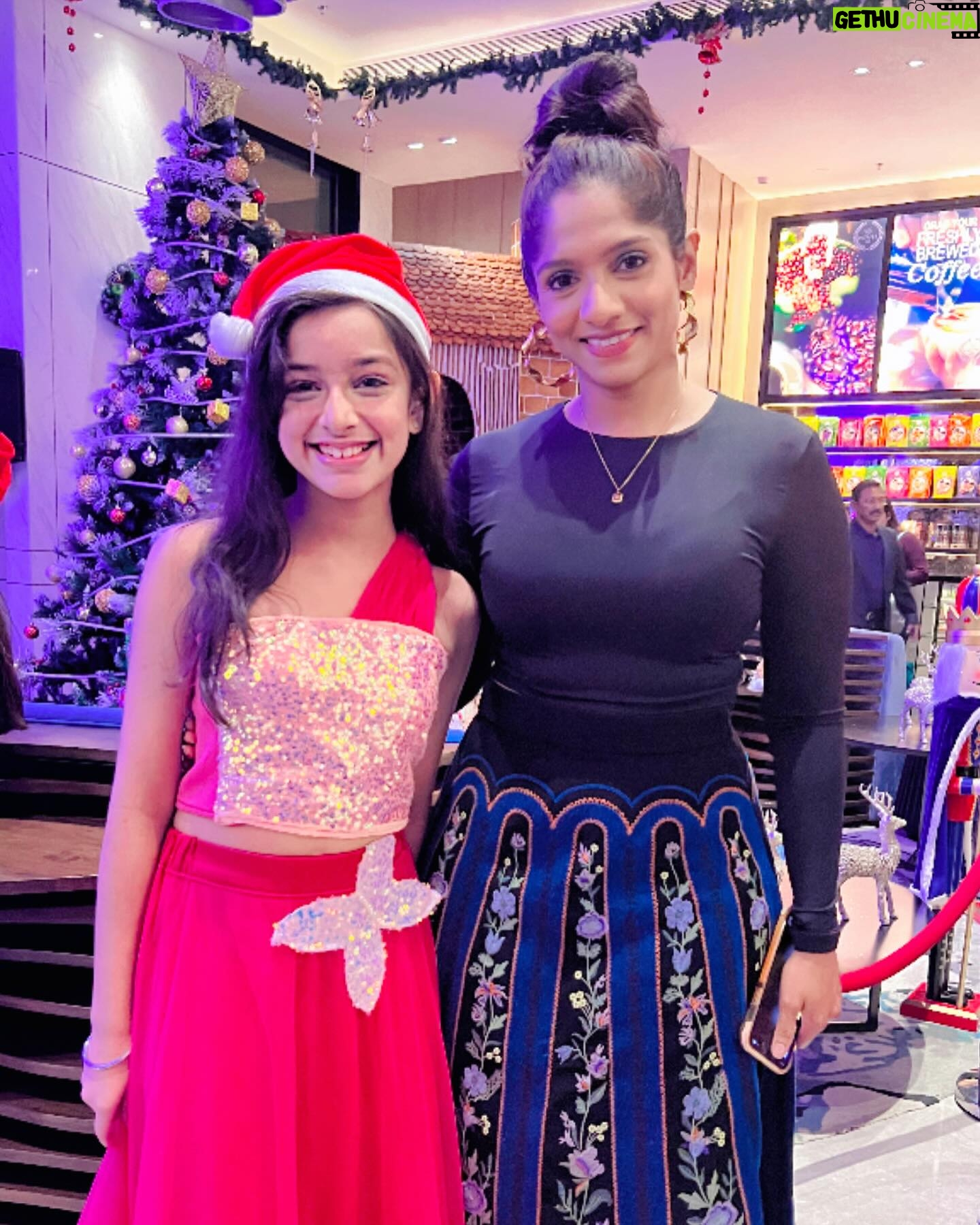 Shivika Rishi Instagram - Christmas comes early 🎅❄️⛄️♥️@fairfieldbymarriottmumbai …Had wonderful time with Santa✨ Outfit in collaboration with @fairiesnmermaids #instagram #xmas #explore #photooftheday #explorepage #saturday
