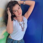 Shivika Rishi Instagram - Tere bina…🌸✨ #instagram #reelsindia #terebina #viewsforviews #viralvideos #explorepage #dancereels #openhair #bluedenim