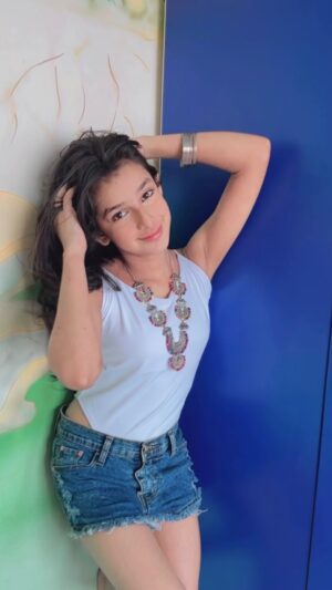 Shivika Rishi Instagram - Tere bina…🌸✨

#instagram #reelsindia #terebina #viewsforviews #viralvideos #explorepage #dancereels #openhair #bluedenim