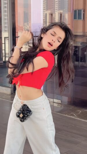 Shivika Rishi Instagram - Falling for u🌹✨

#instagram #love #dancetrends #views #fallinforyou #reels #viralvideos #explore #dancevideo