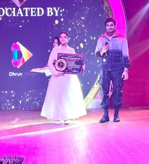Shivika Rishi Instagram - Golden night with this golden piece🏆✨…National icon award for my role in Khichdi 2
Can’t thank you enough 🫶🫶

#awards #instalike #fashionstyle #achievements #exploremore #featuredmodel #awardshow #influencer