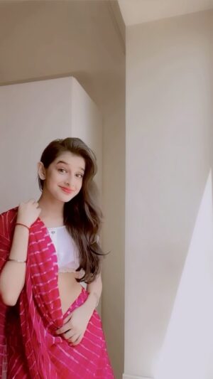 Shivika Rishi Instagram - Gulabi Saree….🌷

#gulabisaree✨❤️ #gulbisareesong #instagram #transitionreels #viral #explorepage #views #lovesong