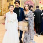Shivika Rishi Instagram - Golden night with this golden piece🏆✨…National icon award for my role in Khichdi 2 Can’t thank you enough 🫶🫶 #awards #instalike #fashionstyle #achievements #exploremore #featuredmodel #awardshow #influencer