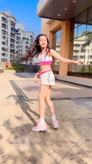 Shivika Rishi Instagram - Gulaab🌷

#instagram #trendingreels #viralreels #akhiyaangulaab #reels #reelsinstagram #dancevideo