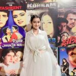Shivika Rishi Instagram - Golden night with this golden piece🏆✨…National icon award for my role in Khichdi 2 Can’t thank you enough 🫶🫶 #awards #instalike #fashionstyle #achievements #exploremore #featuredmodel #awardshow #influencer