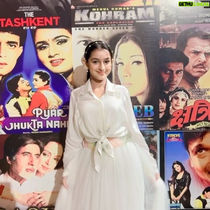 Shivika Rishi Instagram - Golden night with this golden piecešāØā¦National icon award for my role in Khichdi 2 Canāt thank you enough š«¶š«¶ #awards #instalike #fashionstyle #achievements #exploremore #featuredmodel #awardshow #influencer