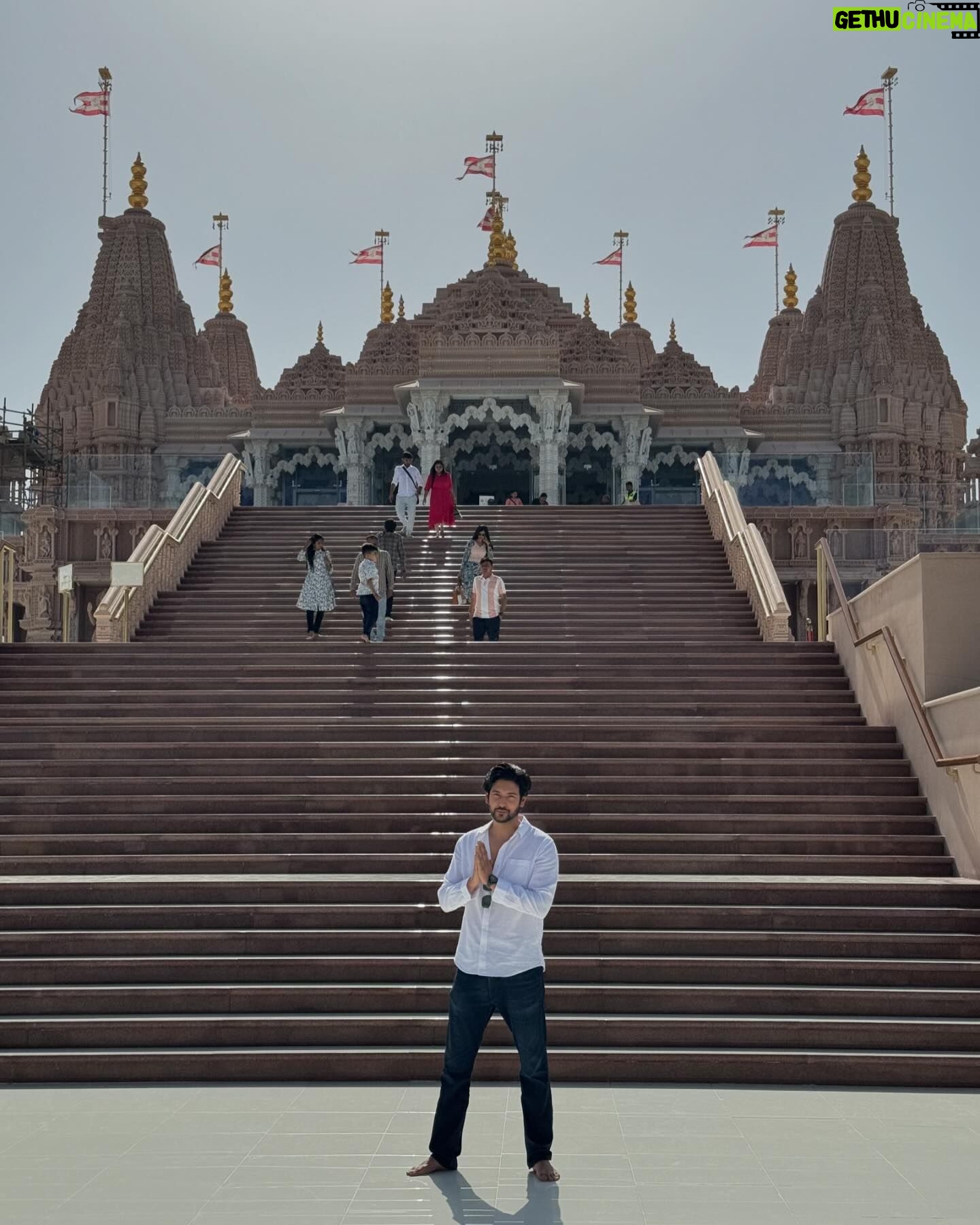 Shivin Narang Instagram - Darshan 🙏🏻 . . #abudhabi #uae #bapshindumandir 🇦🇪