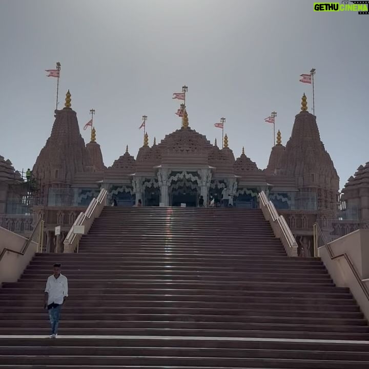 Shivin Narang Instagram - Darshan 🙏🏻 . . #abudhabi #uae #bapshindumandir 🇦🇪
