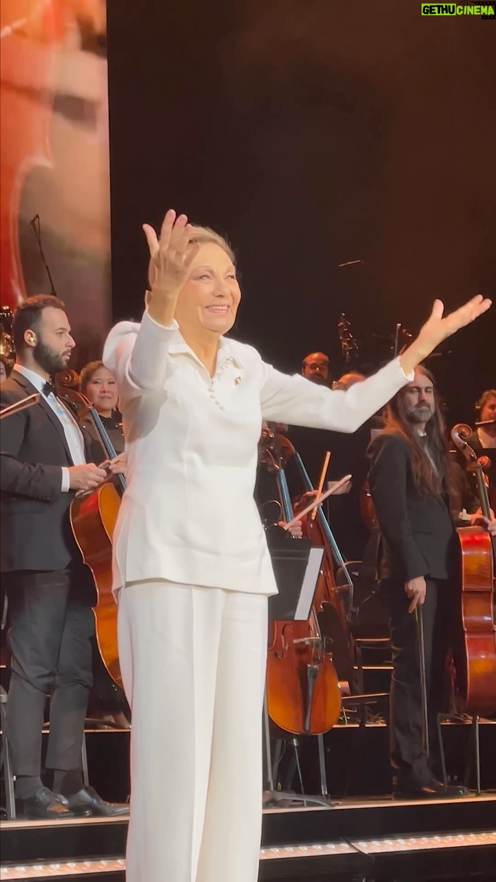 Shohreh Aghdashloo Instagram - A truly emotional and extraordinary night at the Queen of Iran’s 85th birthday. With special thanks to Shahkar Bineshpajooh for this amazing concert and this memorable night. 🙏🏼❤️ شبی خاطره انگیز در کنار ملکه ایران زمین در شب تولد این بانوی نازنین. با تشکر ویژه از شاهکار بینش پژوه برای کنسرت زیبا و این شب خاطره انگیز. 🙏🏼❤️