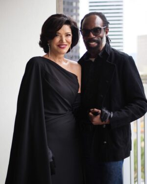 Shohreh Aghdashloo Instagram - With special thanks to Vanity Fair and to Kevan Hall for designing this beautiful dress that carries the message of the brave Iranian freedom fighters.

با تشکر ویژه از Vanity Fair و Kevan Hall برای طراحی این لباس زیبا که پیام جنگجویان شجاع آزادی ایران را حمل می کند.

👗: @kevanhalldesign
💎: @matturijewellery 
👜: @tods
💇🏻‍♀️: @lovetaije
💄: @drodbeauty 
📷: @kjohn_lasoul
Stylist: @svint.jvmes

#Oscars95 #VanityFairParty #WomanLifeFreedom